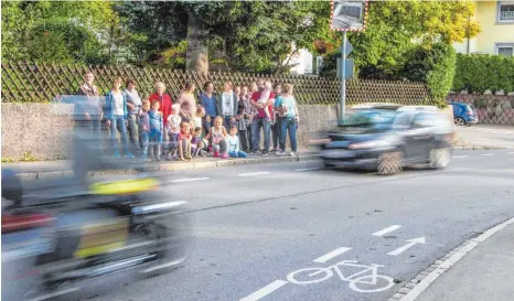  ?? FOTO: RALF SCHÄFER ?? Auf der Klufterner Straße wird schnell gefahren und immer mehr Efrizweile­r Bürger wollen hier Tempo 30.