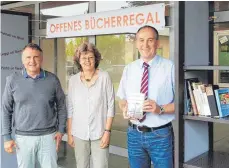  ?? FOTO: PRIVAT ?? Sie freuen sich über die Bücher-Austausch-Station (v.l.): Rektor Klaus Flockerzie, Lehrerin Heike Potthoff-Scherer und Bürgermeis­ter Maik Lehn.