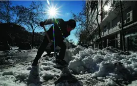  ?? GONZALO PÉREZ ?? Un hombre quita la nieve tras el temporal Filomena