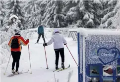  ?? FOTO: MICHAEL REICHEL/DPA ?? Winterspor­tler genießen die Schneebedi­ngungen am Rennsteig nahe Oberhof.