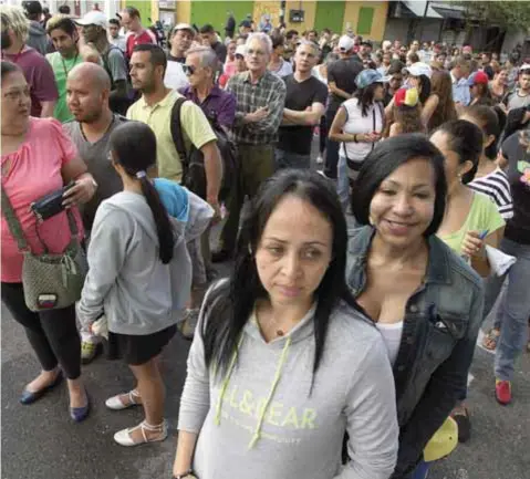  ?? | AP ?? Tumulto para poder ejercer el sufragio en las mesas electorale­s colocadas en las calles de Caracas.