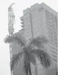  ?? JACK GRUBER, USA TODAY ?? A destroyed constructi­on crane in Miami on Sunday.