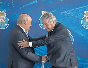  ?? ?? Pinto da Costa e Fernando Gomes saúdam-se, após o anúncio do adeus deste último