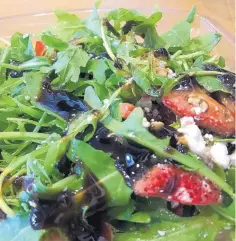  ?? JASON K. WATKINS/FOR THE JOURNAL ?? The strawberry-and-arugula salad with a balsamic glaze at Blaze Pizza.