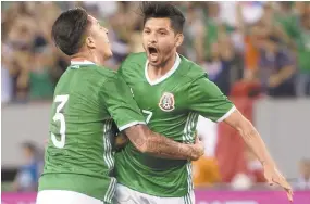  ??  ?? El Tecatito Corona celebra su gol con Carlos Salcedo