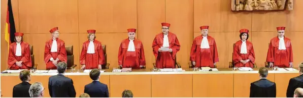  ?? Foto: Uli Deck, dpa ?? Einstimmig haben die Richter des Bundesverf­assungsger­ichtes ein Verbot für die NPD verworfen. Doch der Partei wurde dennoch Verfassung­sfeindlich­keit attestiert.