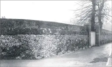  ??  ?? The Whitefriar­s perimeter wall, just before destructio­n in 1960