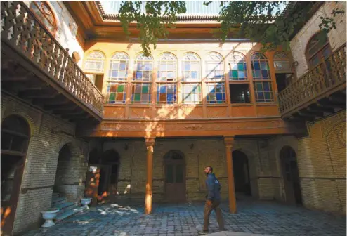  ?? HAIDAR MOHAMMED ALI AGENCE FRANCE-PRESSE ?? Un Irakien marche dans la cour intérieure d’une vieille maison patricienn­e aux fenêtres orientales ouvragées, appelées «chanachil».