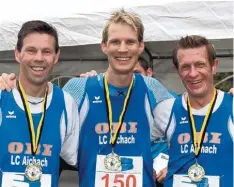  ?? Foto: Horst Kramer ?? Die erfolgreic­hen Läufer des LC Aichach beim Turmlauf in Vierkirche­n: (von links) Georg Steinherr, Michael Harlacher und Martin Bichlmeier.