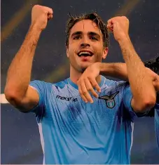  ?? D’ANNIBALE/LAPRESSE ?? Il primo gol di Alessandro Matri, 31 anni, che anticipa i difensori dell’Udinese, a destra la felicità dell’attaccante della Lazio