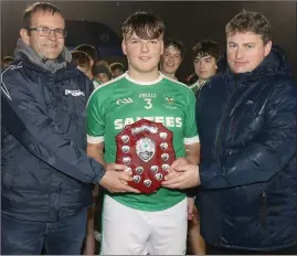  ??  ?? Conor Rossiter, the Kilmore captain, with Alan Aherne (Group Sports Editor, People Newspapers) and David Tobin (Coiste na nOg Secretary).