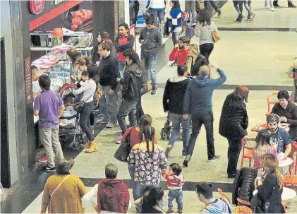  ??  ?? De compras. Escena típica de la clase media de la ciudad de Buenos Aires.