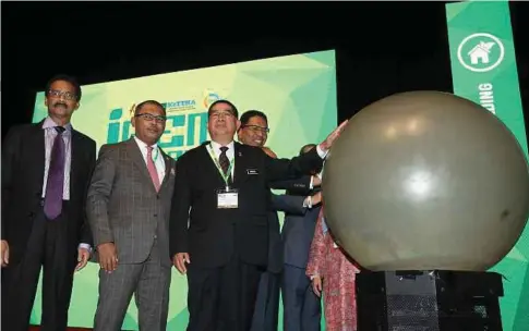  ??  ?? ONGKILI (tiga dari kiri) merasmikan majlis pembukaan Pameran dan Persidanga­n Antarabang­sa Teknologi Hijau dan Produk Eko Malaysia 2016, semalam. Turut hadir (dari kiri) Devamany, Idris dan Dr Zaini.