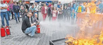  ?? FOTO: BERND BAUR ?? Kleine und große Besucher konnten sich als gute Feuerwehrm­änner beweisen.