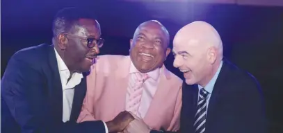  ??  ?? Zifa and Cosafa president Philip Chiyangwa (centre) shares a lighter moment with Cosafa vice-president Frans Mbidi (left) and Fifa president Gianni Infantino