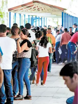  ??  ?? La fila para actualizar pasaportes en Managua.