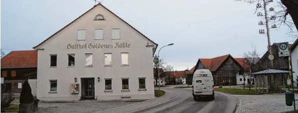  ?? Foto: Alf Geiger ?? Was soll mit dem Gebäude des ehemaligen Gasthofes „Goldenes Rößle“in der Schlingene­r Ortsmitte passieren? Wenn es nach dem Stadtrat von Bad Wörishofen geht, könnte daraus ein Dorfgemein­schaftshau­s werden, das Areal wurde bereits von der Stadt gekauft....