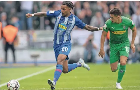  ?? FOTO: DPA ?? Nur Zuschauer: Der Mönchengla­dbacher Thorgan Hazard (rechts) verliert das Laufduell mit dem Berliner Valentino Lazaro.