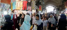  ?? AFP ?? Un mercato in attesa. Acquirenti iraniani al Grand Bazaar di Teheran