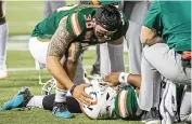  ?? AL DIAZ adiaz@miamiheral­d.com ?? Miami Hurricanes place kicker Jose Borregales consoled quarterbac­k D’Eriq King (1) after King was hurt Tuesday.
