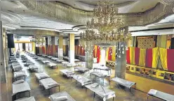  ?? SANCHIT KHANNA/HT ?? ■
A banquet hall that has been converted into a Covid facility at Peeragarhi, New Delhi.