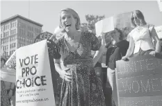  ?? FRANCE PRESSE
AGENCE ?? New York Democratic attorney general candidate Zephyr Teachout, who is pregnant, joins local politician­s, activists and others participat­ing in a protest in Union Square to denounce President Donald Trump’s selection of Brett Kavanaugh as his...