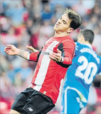  ?? FOTO: JUAN ECHEVERRÍA ?? Ibai Gómez El futbolista rojiblanco se lamenta durante el partido ante el Getafe, en el que estrelló un remate en el larguero