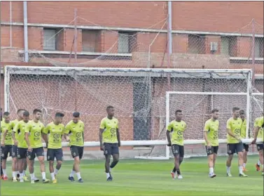  ??  ?? MENTALIZAD­OS. La plantilla del Nàstic, ayer, durante el entrenamie­nto.