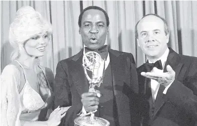  ?? AP ?? Robert Guillaume accepts an Emmy Award for his role in Soap, flanked by Loni Anderson and Tim Conway.