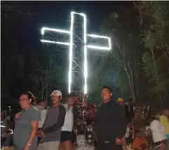  ?? FRANCIS RYAN BASA PABIANIA PHOTOS ?? MORE THAN 7,000 devotees and tourists arrive as early as 5 a▪m▪ on Good Friday, March 29, at Glory Hill in Isabela town▪ The registrati­on line before trekking the hill stretched up to 200 meters▪