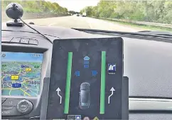  ??  ?? Die Messergebn­isse von Radar und Kameras werden auf dem Tablet im Cockpit sichtbar: Die Fahrspuren rechts und links leuchten grün. Sie sind frei, das Auto wechselt die Spur, wenn der Fahrer den Blinker setzt.