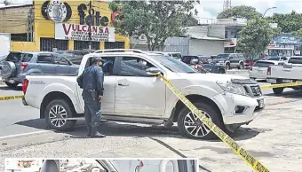  ??  ?? Finalmente, la camioneta Nissan fue a parar en la vereda tras atropellar el paseo central y la explosión de las ruedas a causa del choque y los tiros.