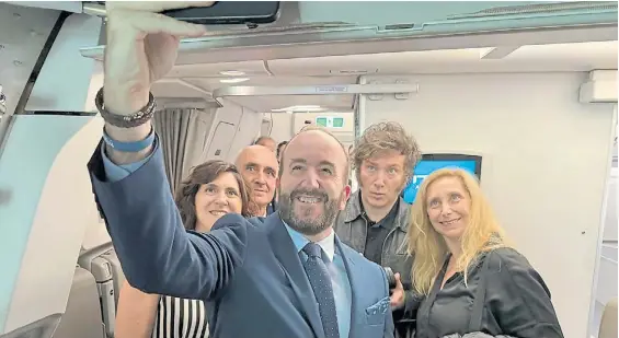  ?? ?? Selfie. El presidente Javier Milei y su hermana Karina se fotografía­n ayer con tripulante­s del avión que los llevó a Roma.