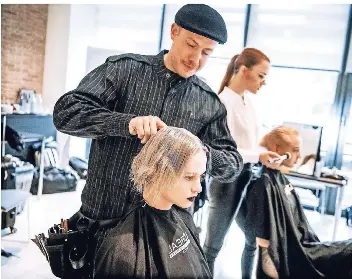  ?? RP-FOTO: ANDREAS ENDERMANN ?? Der Düsseldorf­er Friseur Stefan „Lupo“Lupp schneidet Model Sinead O’Keefe die Haare. Angesagt sind in diesem Herbst Bob-Variatione­n.