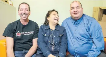  ?? LIAM RICHARDS ?? Bruce Johnson shares a few laughs with Della Kinequon and Albert Papp, who have had their photos taken at Help-Portrait Saskatoon for the past seven years.