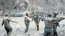  ??  ?? 中国军队（前）与印度军队（右）进行对峙，气氛紧张。（法新社照片）