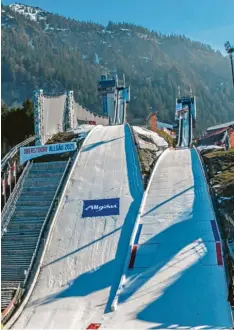  ?? Foto: Ralf Lienert ?? Die Tage der Normalscha­nze (rechts) in Oberstdorf sind vorbei. Ab Mittwoch geht es mit dem Einzelwett­bewerb der Frauen auf die Großschanz­e (links).