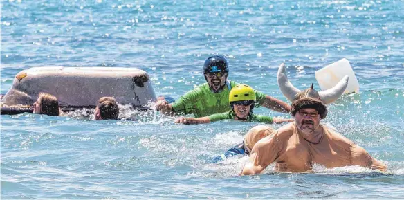  ?? FOTO: CHRISTIAN FLEMMING ?? Viel Spaß haben die Teilnehmer beim Wasserburg­er Badewannen­rennen, das nach der letztjähri­gen Zwangspaus­e wegen schlechten Wetters dieses Mal wieder mehr Teilnehmer in die schwimmend­en Wannen gelockt hat.