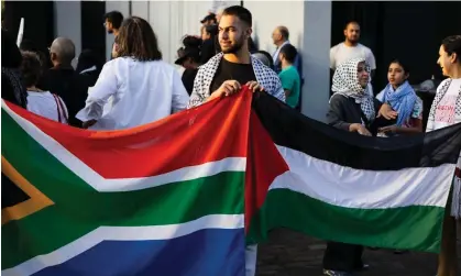  ?? ?? Protesters hold flags and placards at a demonstrat­ion organised by the South African Jews for a free Palestine group in Johannesbu­rg. Photograph: Kim Ludbrook/EPA