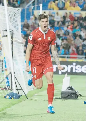  ??  ?? El argentino Joaquín Correa celebra tras anotar el gol que le dio al Sevilla la victoria, 1-0, sobre Las Palmas.