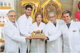  ?? EL POZO ?? Los tres hermanos Fuertes (José, Tomás y Juana), junto al embajador de la marca, el tenista Carlos Alcaraz, y su padre