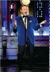  ??  ?? Kevin Spacey, in tuxedo blu di Isaia ai Tony Awards