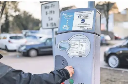  ?? FOTO: STEPHAN KÖHLEN ?? Viele der Hildener Parkschein­automaten sind schon 20 Jahre alt und sehr störanfäll­ig. Deshalb werden sie jetzt ersetzt.