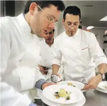  ?? PHIL CARPENTER/FILES ?? Charlie Trotter, left, was behind the hottest ticket of the dining program for the inaugural Montréal en lumière. He was hosted by Normand Laprise, right, of Toqué!