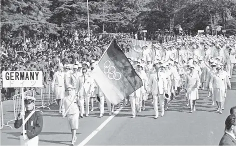  ?? FOTO: IMAGO ?? Am 11. Oktober 1964 macht sich eine gesamtdeut­sche Olympiaman­nschaft auf den Weg zur Eröffnungs­feier der Spiele von Tokio.
