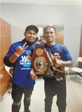  ?? CONTRIBUTE­D FOTO / RODEL MAYOL ?? THREE. Trainer Rodel Mayol (left) puts up three fingers after Johnriel Casimero (right) won his third division world crown in Carson City California.