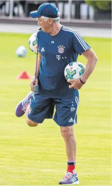  ?? FOTO: DPA ?? Hacke, Spitze, eins, zwei, drei, und das alles mit Pfiff: Bayern-Trainer Carlo Ancelotti macht es seiner Mannschaft schon mal vor.