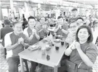  ?? ?? BERTEMU AKAR UMBI: Chiew (tengah) dan Ling (dua kiri) bersama ahli DAP dan PKR sebelum aktiviti tersebut semalam.
