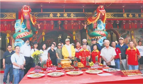  ??  ?? Yii (centre) with the entourage at the Tua Pek Kong Temple.