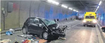  ?? FOTO: KANTONSPOL­IZEI URI/DPA ?? Unfallstel­le im Gotthard: Warum der Fahrer auf die andere Spur kam, ist noch unklar.